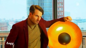 33K views · 29 reactions | Von der Frankfurter City direkt auf die Fashion Week: David Koch wurde zufällig entdeckt - heute zählt er zu den erfolgreichsten Male-Models der Welt! 朗 Doch der 29-Jährige sieht nicht nur gut aus, er hat auch eine wichtige Botschaft für Kinder und Jugendliche... #Highlightclip #watch  #taff gibt's von Montag bis Freitag - ab 17:00 Uhr auf ProSieben! | taff | Facebook