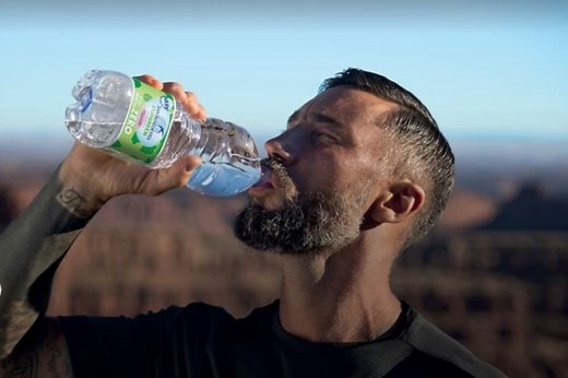 Acqua minerale San Benedetto: chiesta la censura dello spot, è davvero a "impatto zero CO2" o si tratta di greenwashing?