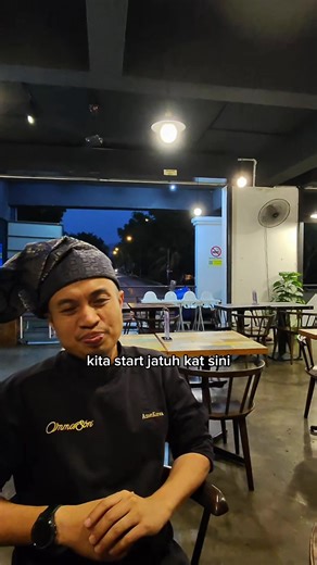Abg Amer dan Kak Faizah berkenalan sewaktu Amer tinggal di Korea selama 7 tahun. Dari situ lahirnya niat untuk membawa rasa asli masakan Korea yang halal ke Malaysia. Tapi perjalanan mereka bukan mudah. Covid gerai lama mereka dirobohkan, jadi terpaksalah mula dari 0 di lokasi baru dengan modal yang terhad. Selepas singgah sendiri saya dapat merasai passion mereka. Dengan sewa yang sudah tertunggak, ini adalah ujian terbesar buat Ommason Signature Cafe (Kajang) #MisiSinggah