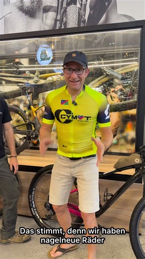 Markus Weinberg on Instagram: "„Du bist nervös“ - aber so was von. Doch bevor es auf die 401 km lange #mtb Hatz des Desert Dashs durch die Wüste Namibias geht, stellt uns @timmo_grossmann noch die Räder vor, welche er Romy @ultraradverliebt und mir zur Verfügung stellt. Timmo lebt mit seiner Familie und Namibia und leitet ein Radgeschäft in der Hauptstadt Windhuk. Sein Vater stammt aus Dresden und so hat er einige Jahre bei Carsten vom @bikepointdresden gelernt. Wir fahren: Scott Spark @beast_co