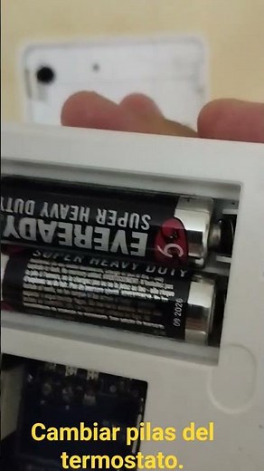 How to change the thermostat batteries?