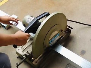 軽天材を高速切断機でカット