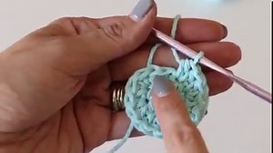 These round face scrubbies are a great way to learn how to crochet in the round! Add some bath salts and a candle and it's also a great gift ;) | Melanie Ham