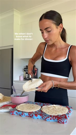 Chicken taco tortilla cups - made these using everyone’s fave @mingleseasoning taco seasoning for the most elite flavour. Tortilla cups: 6 tortillas 1 tbsp plain flour 3 tbsp water Filling: 500g chicken mince 1 sachet Mingle taco seasoning 1 tbsp tomato paste 100ml chicken stock 1 red capsicum, thinly sliced Topping: 1/2 cup mozzarella 1 tbsp coriander, chopped 1. Preheat oven to 180C. 2. Mix flour and water until smooth. 3. Make 4 cuts around each tortilla. Brush lightly with the flour mixture,