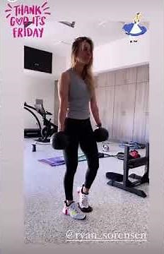 #KaleyCuoco and her hard routine 💪🏋️🍑