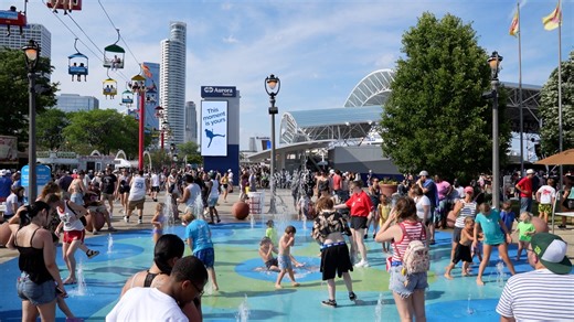 How people endure the heat at the last day of Summerfest 2025