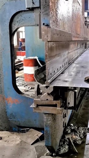 Metal Sheet Edge Bending – Watch the Press in Action ⚡ #MetalFabrication #HydraulicPress #workshop