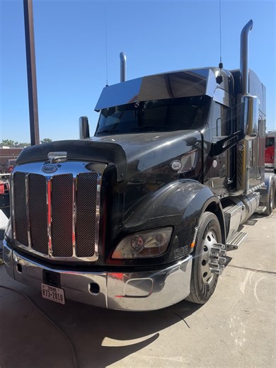 Upgrade Your Peterbilt 579 with a Stylish Visor