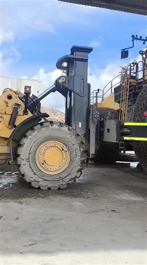 Removendo o pneu da carregadeira Komatsu L1850