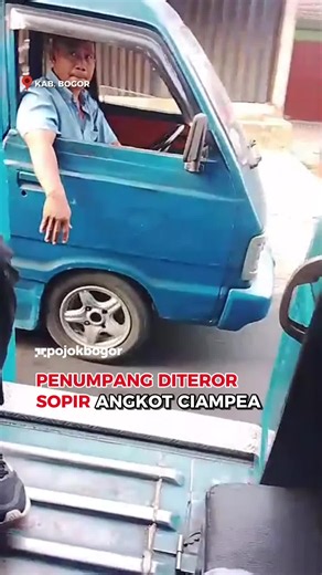 Penumpang angkot jurusan Ciampea, Kabupaten Bogor, mendadak dibuat tak nyaman. Seorang sopir angkot diduga marah dan mengintimidasi penumpang hingga meminta mereka pindah kendaraan karena persoalan trayek. Dalam video yang beredar, sopir terlihat menunjuk-nunjuk dan meluapkan emosi kepada penumpang. Mereka disebut sejak awal sudah menjelaskan hendak menuju arah Jasinga, bukan Ciampea. Yang bikin perhatian, sejumlah warganet di kolom komentar mengaku pernah mengalami kejadian serupa. Jika benar t