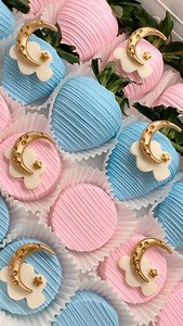 Who else loves dipping cake pops 😍 DM for any booking inquiries! 🥰 • • • • • • • • • #smallbusiness #desserttable #breakableheart #babyshowerdesserts #genderrevealdesserts #chocolatecoveredstrawberries #funfetticakepops #chocolatericekrispies #milkchocolatestrawberries #asmr #moonthemecake #caramelandchocolate #ministrawberries #milkchocolate #chocolatecoveredtreats #treatmaker #pinkandgoldcake #supportsmallbusiness #desserttables #whitechocolatestrawberries #supportlocalbusiness #edibleglitte