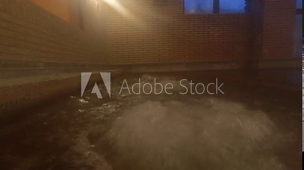 日本の旅館の温泉大浴場の夜の露天風呂の様子