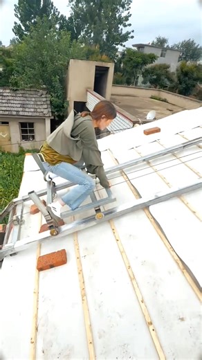 #SmartConstruction.#EngineeringWork #RoofLiftingSystem #InnovationAtWork #ModernBuildingTech #SafetyAndSpeed #treading #amazing #viralpost2025 | Brad Lucy React