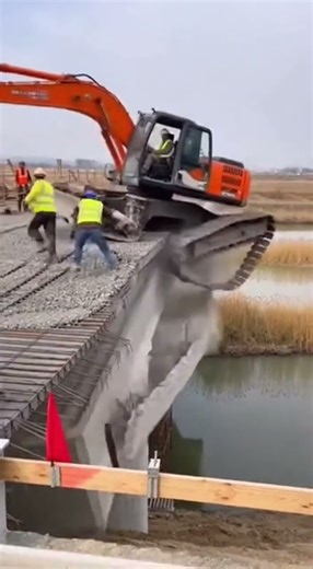 The Bridge Deck Shuddered—Then Dropped Straight Through the Supports