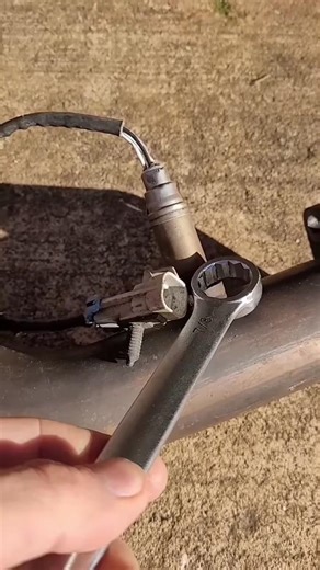 Short track remove an oxygen Sensor in Seconds!#O2Sensor #OxygenSensor #CarRepair #AutoRepair