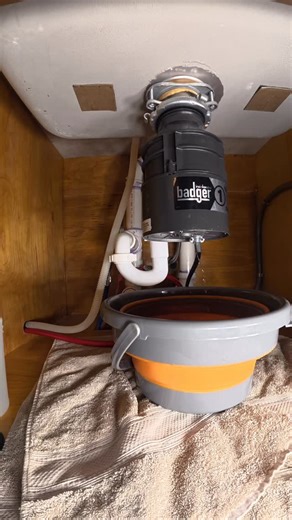 How to install a garbage disposal in 1 minute - - - Follow me for more plumbing content like this !🔥 - - - #plumbing #plumber #bluecollar #fyp #trade | Thedraindomain