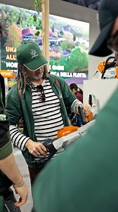 La recensione di chi ha scelto il nostro tagliasiepi a batteria STIHL HSA 130 R per le sue esigenze professionali. Alimentato dal sistema STIHL AP agli ioni di litio, è la scelta perfetta per chi cerca uno strumento sostenibile e altamente performante. 👉🏼 Disponibile in due lunghezze di taglio, 60 cm e 75 cm! 🏃🏼‍♀️‍➡️ Corri dal tuo Rivenditore Specializzato STIHL! #batteria #professionistaSTIHL #tagliasiepi #HSA130R | STIHL