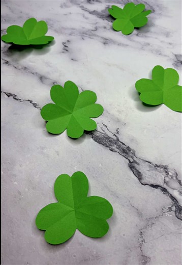 Cómo hacer un shamrock de papel fácil para San Patricio