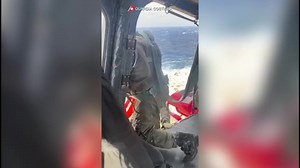 32 persone soccorse dalla #GuardiaCostiera sull’isola di Lampione. Dopo diversi tentativi di recupero dei migranti via mare, attraverso l’impiego di motovedette SAR della Guardia Costiera, le operazioni di salvataggio, a causa delle condizioni meteo-marine particolarmente avverse, sono state eseguite con l’impiego di un elicottero Nemo della Guardia Costiera. Il mezzo aereo, che ha eseguito diverse sortite, ha operato in condizioni meteorologiche particolarmente complesse, con raffiche di vento 
