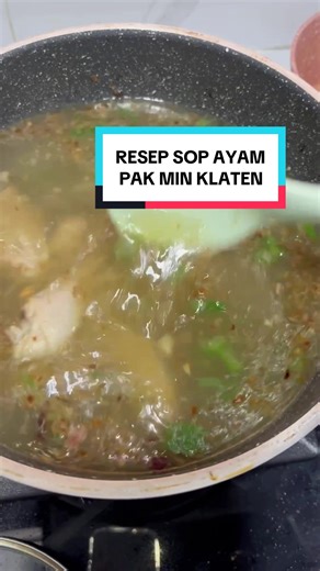 AKHIRNYA!!! udah ditanyain teruus tiap masak ini tp belom aku shoot2 HAHAHA MON MAAP naah ini dia resepnyaaaa cobain cobain! tp menurut aku baiknyaaa ini resep buat 1 tahun ke atas yaaa. ga cuma buat anak ini resep bisa buat menu keluarga juga! hihi tnggl koreksi rasa ajaa tambah2in garam / lada / kaldu jamur sesuai selera semoga sukaaaa!! Sop Ayam Pak Min Klaten - Ayam Kampung Potong (bebas tp kalo ayam kampung buat anak lebih bagus kaldunya jg lebih keluar boleh di rebus dulu ayam mentahnya bi