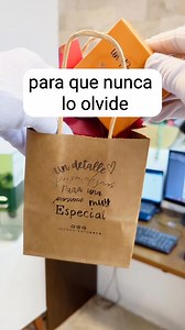 esto es medalla de la chica con la foto del papá grabada a láser. #dijepersonalizado #cadenapersonalizada #joyaspersonalizadas #Ecuador | Joyas Dina Cuenca