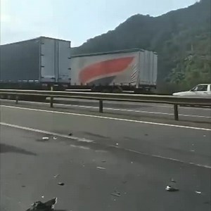 2.5K views · 48 reactions | Acidente com 5 veículos fecha pista da...