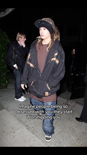 Btw I’m not a fan and I don’t do this and if you do this go get help this is an unhealthy obsession of tomkaulitz younger self #fypシ゚viral #tomkaulitz #TOMKAULITZ #tomkaulitztokiohotel #tomkaulitzedit