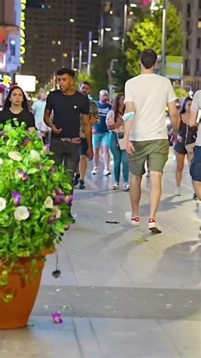 Meilleur réaction de gens qui marche devant arbre qui bouge 🤣 #bushmanpranks #humour #fyp