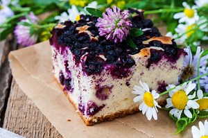 Prăjitură cu iaurt și fructe, un deliciu pentru toată familia