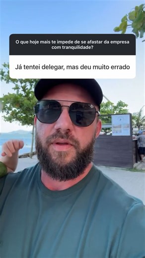 Guilherme Huber | O Alavancador on Instagram: "Delegar raramente funciona de primeira. E isso não é sinal de erro, é parte do processo. Quando o líder começa a transferir responsabilidades, surgem falhas, ajustes e a necessidade de reassumir temporariamente algumas funções. O problema não está nisso. O problema está em desistir antes de estruturar. Delegar exige método, clareza de processo e escolha correta de perfil. Às vezes a pessoa não é a certa. Às vezes a forma de ensinar não foi adequada.