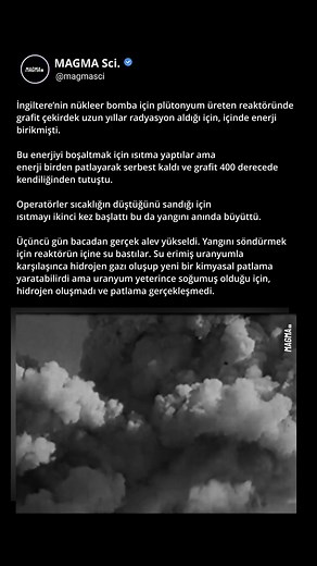 Chernobyl’den Önce Seviye 5 | Windscale Reaktör Yangını 1957 #shorts *** İngiltere 1947’de kendi atom bombasını yapmak için acil plütonyuma ihtiyaç duydu. Amerika bilgi ve malzeme paylaşmayı reddetmişti. Bu yüzden Windscale’de iki dev hava soğutmalı reaktör inşa edildi. Uranyum çubukları grafit blokların içinde hava üfleyerek plütonyuma çevriliyordu. Yıllarca radyasyon alan grafitin içinde biriken enerji bir anda patlayarak yangını başlattı. Son anda bacaya takılan çelik-tel filtreye Cockcroft f