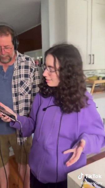 Switching my focus to storytelling and commercial shooting, I aim to blend the two by creating narratives around brands, products, and foods for commercial use. This new content strategy emphasizes connection. Let's build your story through our commercials to effectively sell your product. #photographer #steadicamoperator #steadicam #cinematics #flim #communication #commercial