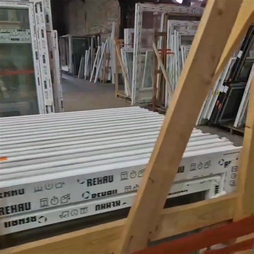 🏡 Stock Menuiseries Caudry C’est le stock, la qualité, le choix, le prix… et la fabrication locale Hauts-de-France ! Du stock immédiatement 📦 pour la plus grande satisfaction de nos clients 😊 ! Choisissez votre fenêtre PVC 🪟 On installe dans notre atelier le volet roulant : ⚡️ électrique ou 🌀 à tringle – c’est vous qui décidez ! Coloris disponibles immédiatement en magasin : ⚪️ PVC Blanc ⚫️ PVC Gris anthracite N’attendez plus ! Venez nous voir en magasin ou contactez-nous par mail à : menui