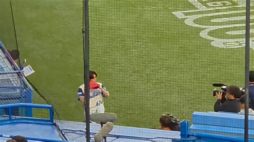 始球式前に練習をする宮野さん⚾️