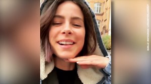 Lena erklärt singend, wie man sich die Haare richtig wäscht