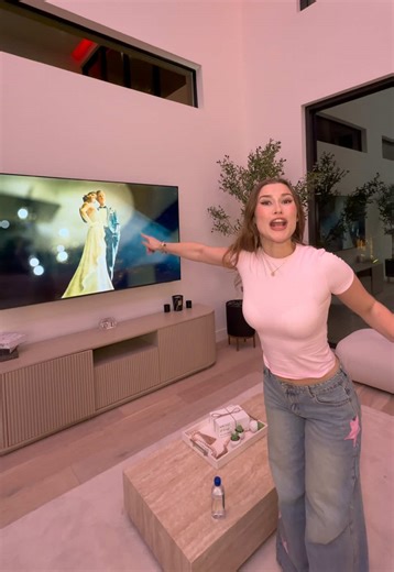 Estamos en esa etapa donde todo se siente más especial 🥂✨ Y sí… oficialmente tenemos nueva obsesión. Te reto a ver el primer episodio de Bodas S.A y no quedarte pensando en lo que harías tú en su lugar 👀🤭 Porque no todo en una boda es perfecto… y justo ahí empieza lo bueno. Advertencia: empiezas por curiosidad y terminas hablando de ella en el chat con tus amigas. #BodasSA #ViX #CreatorsViX