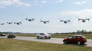 美军变形飞机V-22在极低空飞行