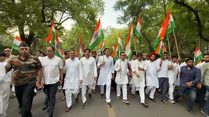 हमारी सेना ने ठान लिया है कि अब आतंक और उसे बढ़ावा देने वाले पाकिस्तान के मंसूबों को किसी भी सूरत में बर्दाश्त नहीं किया जाएगा। इस चुनौती की घड़ी में कांग्रेस का हर एक कार्यकर्ता सेना के जांबाजों के साथ कंधे से कंधा मिलाकर आगे बढ़ने को तैयार है। आज कांग्रेस के नेताओं और कार्यकर्ताओं ने भारतीय सेना के शौर्य और पराक्रम को सलाम करते हुए दिल्ली में 'जय हिंद यात्रा' निकाली। हमें अपनी सेना और वीर जवानों पर गर्व है। जय हिंद 🇮🇳 जय हिंद की सेना✊ | Indian National Congress