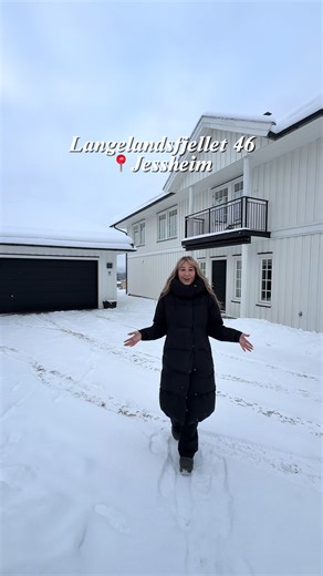 EIE Jessheim v/ Julie Fredheim Maudal har gleden av å presentere Langelandsfjellet 46!🏡🌟 Dette er en tiltalende familiebolig over to romslige plan, med alt familien kan ønske seg. Eneboligen er på 256 kvm og ligger usjenert til på en solrik og svært pen tomt. Her er det hage og flott uteplass med god langstrakt utsikt. #bolig #eiendomsmegler #eiendom #foryoupagee