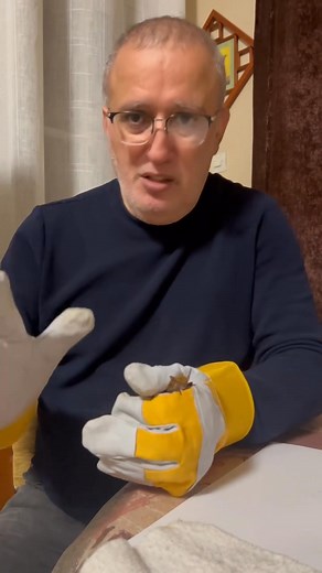 Regardez comment je tiens cette chauve souris c’est avec des gants et je fais très attention de ne pas la blesser . Tellement je fais attention mes mains tremblent. Donc si vous n’êtes pas spécialistes ne capturez pas les chauves souris. انظروا كيف أمسك هذا الخفاش! أرتدي قفازات وأحرص كل الحرص على عدم إيذائه. يدي ترتجفان بشدة من شدة حرصي. لذا، إن لم تكن خبيرًا، فلا تصطاد الخفافيش. | Mourad Ahmim