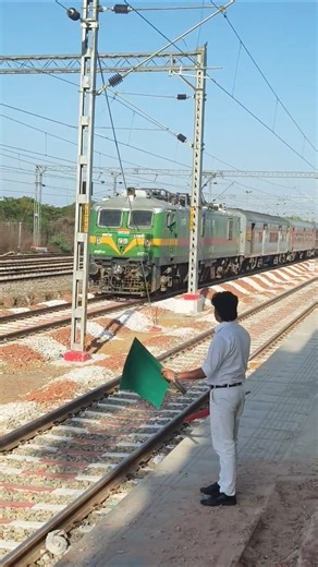 Station master 👨‍✈️ or Loco pilot 👨‍✈️ signal exchange 🚦✅🟢#train #railway #shortvideo #shorts #viral