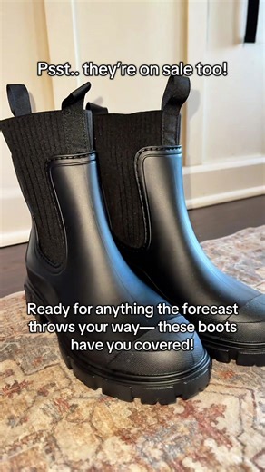 Rain won’t slow you down ☔️👢 These women’s solid color waterproof rain boots are made for real life — slick sidewalks, muddy errands, school drop-offs, dog walks, and everything in between. ✔️ 100% waterproof to keep your feet dry ✔️ Slip-resistant sole for confident steps on wet surfaces ✔️ Lightweight comfortable for all-day wear ✔️ Minimal solid colors that actually match your outfits No more soggy socks. No more sliding around. Just easy, stylish protection every time the weather turns. Gra