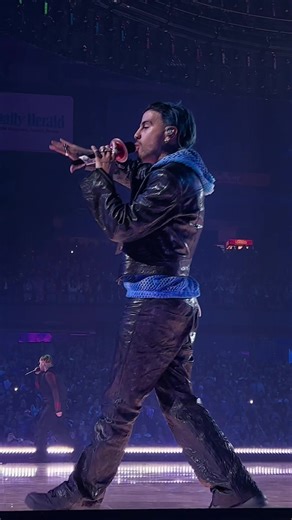 one of my fav😩 @rauwalejandro #saturnoworldtour #rauwalejandro #rauwalejandroconcert #rauwalejandrofans #chicago #chrispalace #gatas