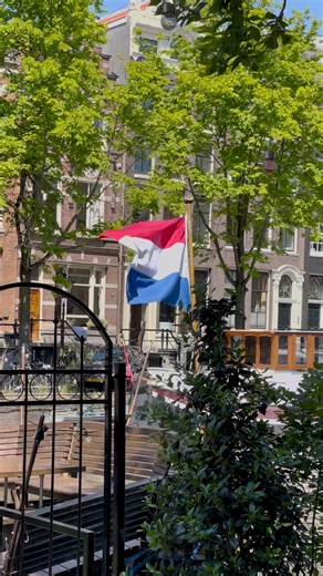 Découvrir une ville à vélo est l'une des meilleures façons de la visiter 🚲. Nos circuits en vélo électrique combinent parfaitement aventure et détente, vous permettant ainsi de profiter de lieux emblématiques comme Amsterdam, aux Pays-Bas. 💙 Pour en savoir plus, cliquez-ici➡️ https://urlz.fr/qWcf Demandez à être rappelé par un conseiller pour vous aider à réserver votre voyage : https://buff.ly/44cgkmc | MSC Croisières