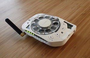 Smartphone-hating engineer creates mobile device with rotary dialer