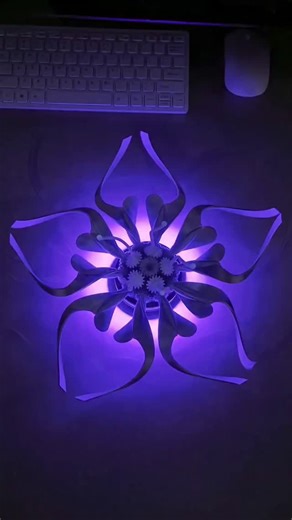 𝗧𝗲𝗰𝗵𝗻𝗼𝗹𝗼𝗴𝘆 | 𝗜𝗻𝗻𝗼𝘃𝗮𝘁𝗶𝗼𝗻| 𝗚𝗮𝗱𝗴𝗲𝘁𝘀 on Instagram: "This Mechanical Flower is a beautifully engineered art piece that combines mechanical design, creativity, and motion to mimic the natural blooming of a real flower. Made from materials like metal, acrylic, or wood, this fascinating model opens and closes its petals through gears, levers, or spring mechanisms often powered manually or by a small motor."