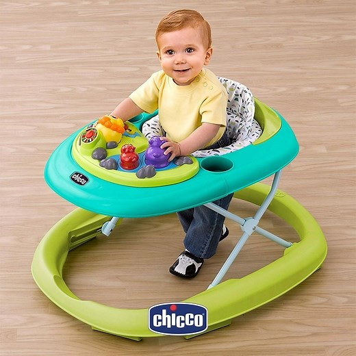 Chicco Walky Talky Baby Walker ensures maximum comfort when your baby will take his first step independently 😊 What are some of the best features? - The seat pad can be adjusted to fit every baby - Multi-activity play panel develops hearing and hand coordination skills - A multi-lingual walker with the features like fun tunes, colorful lights and detachable electronic toy bar . . . يضمن Chicco Walky Talky Baby Walker أقصى درجات الراحة عندما يتخذ طفلك خطوته الأولى بشكل مستقل ما هي بعض أفضل الميز