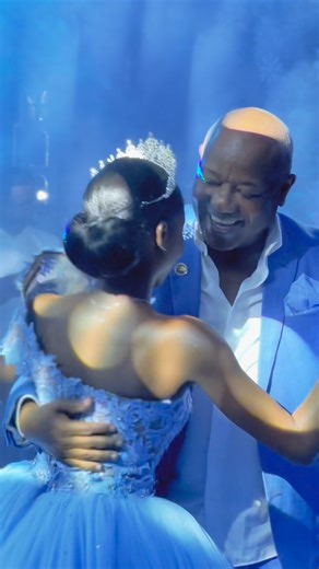 Rosɑ Cunhɑ 💕decor/bolos💕 on Instagram: "Os 15 anos de uma menina é uma ocasião muito especial para os pais💘, pois marcam a transição da infância para a adolescência. Muito obrigada a Mamy Sónia, Ernesto Bartolomeu e a liindaaaaa Valentina que escolheu me para sonhar e criar a festa dela dos 15 anos com tema frozen 🥶. Quero agradecer a toda equipa que trabalhou sem parar comigo de coração 🙏🏽🙏🏽🙏🏽. Minha Equipa amadaaaaa @galeriadospequeninos.angola @galeriadospaesconfeitaria pelo bolo e 