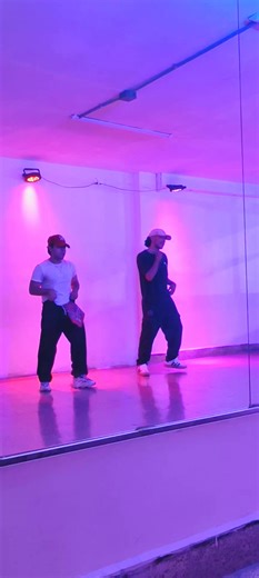 JAJAJA bellakear con tu compa es tipo asi😂🤭 @Diego Beltran Bailando en @👽Alien Studio👽 #reggaeton #academia #alien #baile #boy