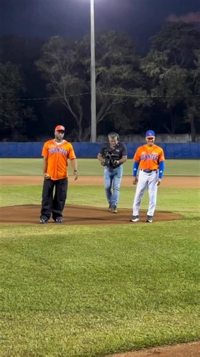 ⚾🔥 Canó y Vizquel engalanan la final de la APBN 🇳🇮 Las leyendas del béisbol Robinson Canó y Omar Vizquel realizaron el lanzamiento ceremonial de la primera bola previo al inicio del Juego 1 de la Serie Final de la Liga Profesional APBN, en el enfrentamiento entre Gigantes de Rivas y Leones de León. Dos figuras de talla internacional que le dieron un toque histórico y especial al arranque de la final, elevando aún más el ambiente en el Estadio Yamil Ríos Ugarte de Rivas. ⚾👏 📍 Rivas, Nicaragu